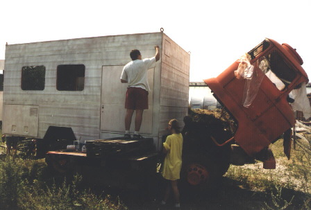 links ein wenig heller, das Fahrerhaus ist noch im adretten Warnorange
