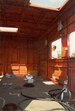 im Innenraum sieht es eher aus, wie in einem sulawesischen Hühnerstall